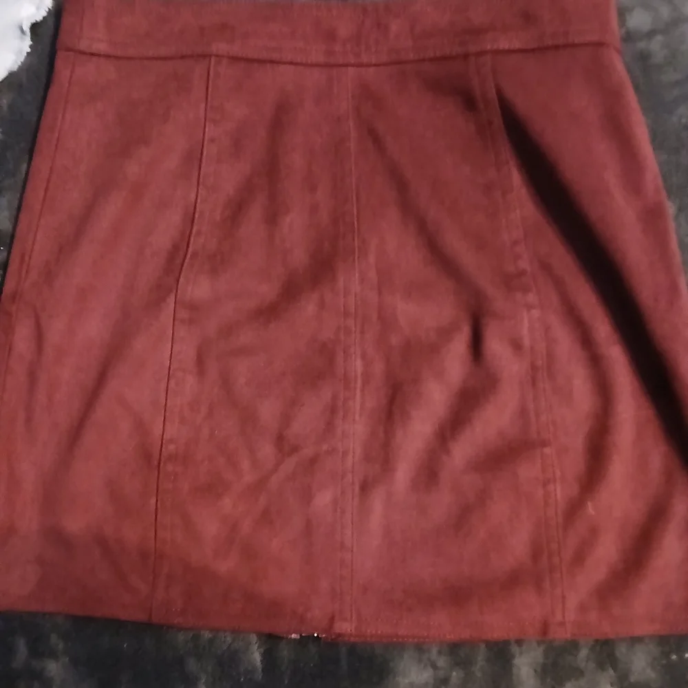 Forever 21 Burgundy Suede-Look Zip Front Mini Skirt - Picture 4 of 4